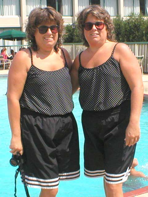 Melinda&Belinda-Pool